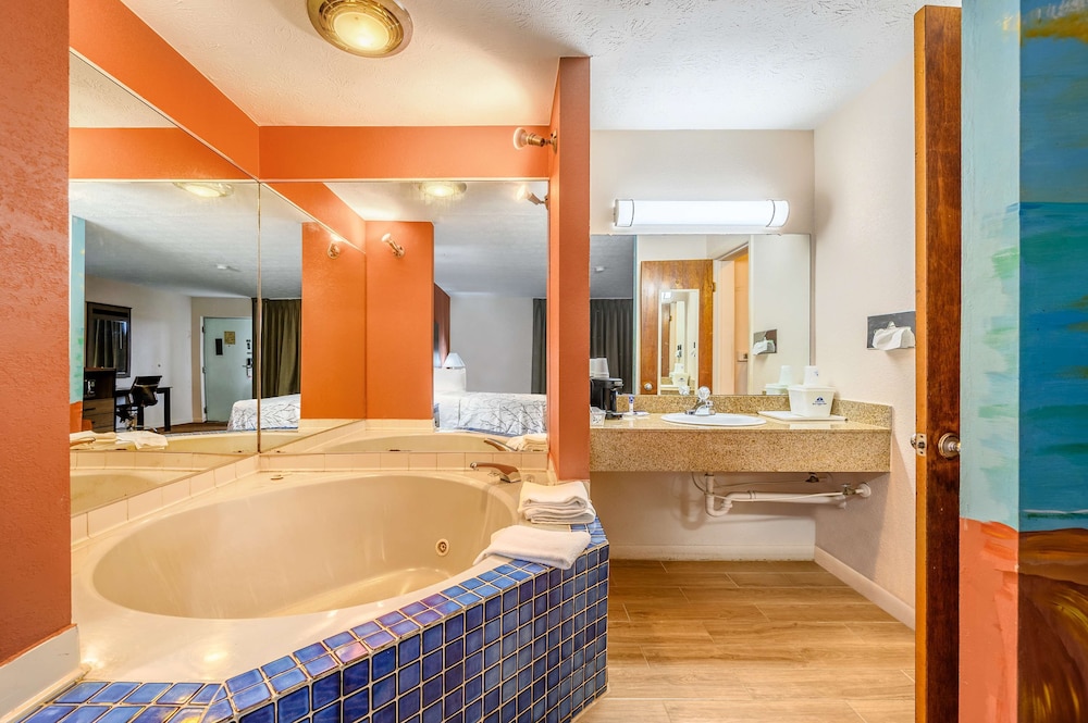 Suite, 1 King Bed, Smoking (Whirlpool) - Photo 2