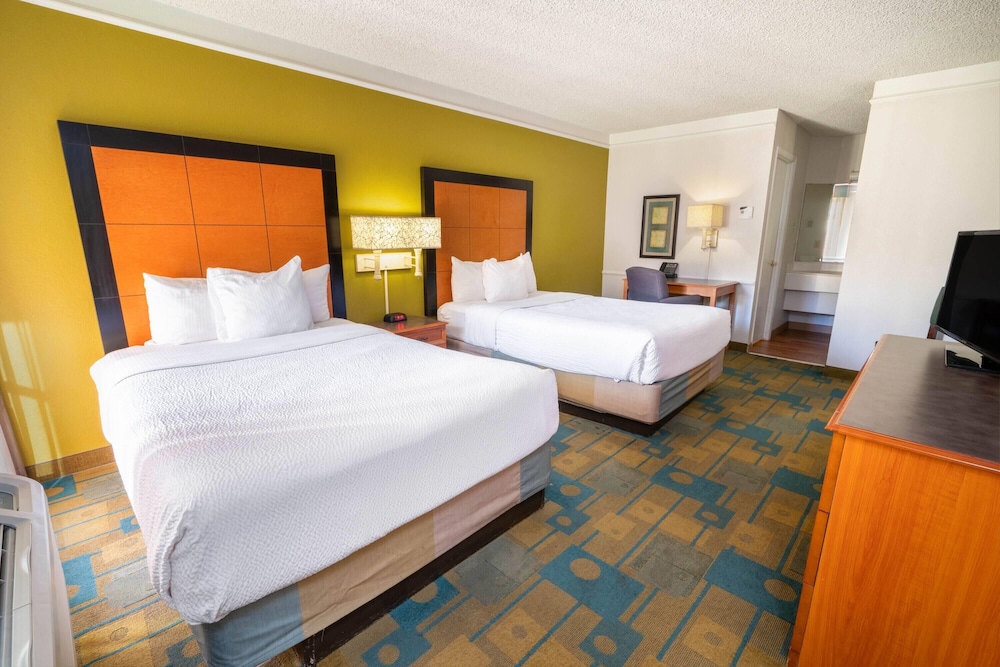 Standard Room, 2 Double Beds, Non Smoking - Photo 1