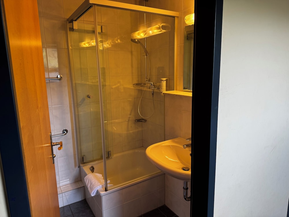 Standard Room, Multiple Beds (Family Room) photo 2