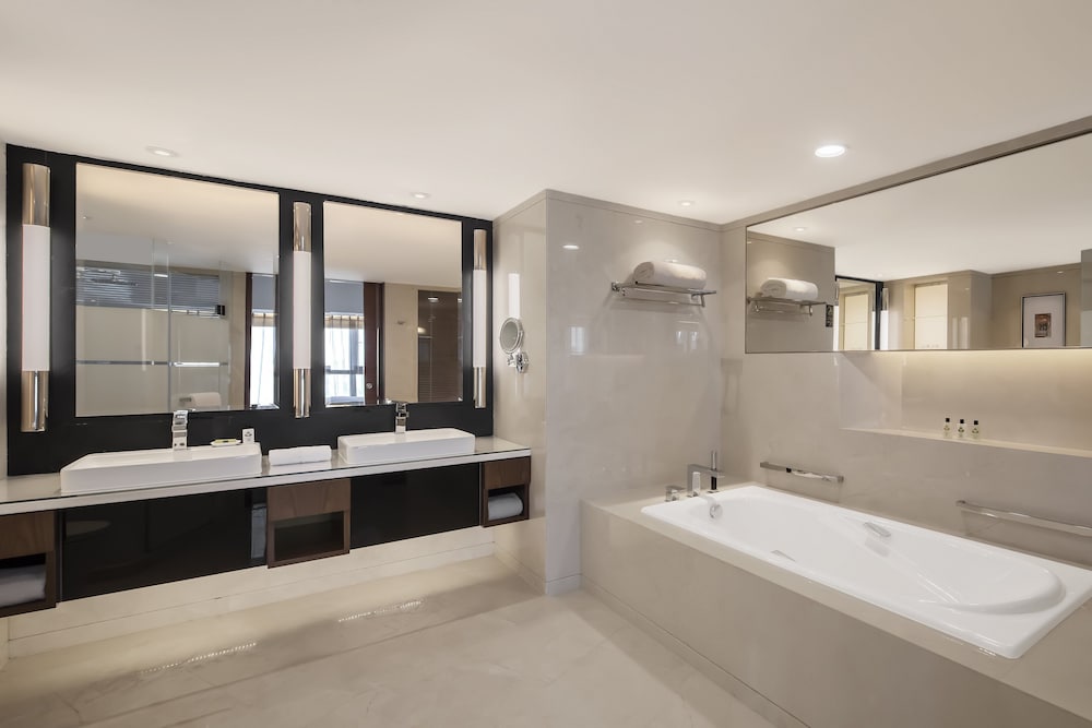 Junior Suite, 1 King Bed (High Floor) - Photo 6
