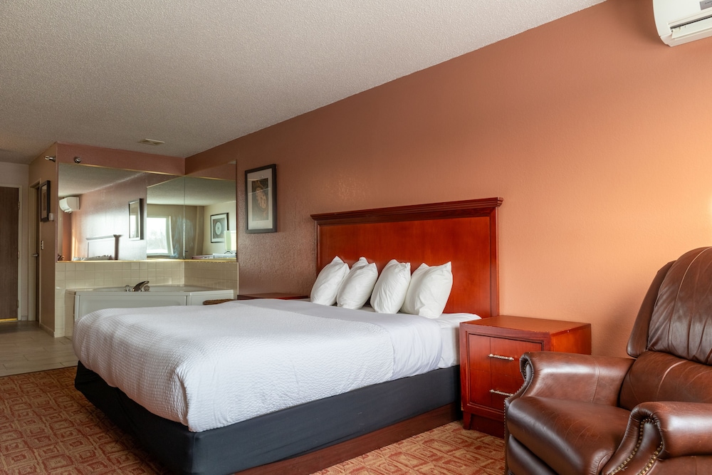 Superior Room, 1 King Bed (King Bed Whirlpool Suite) photo 1
