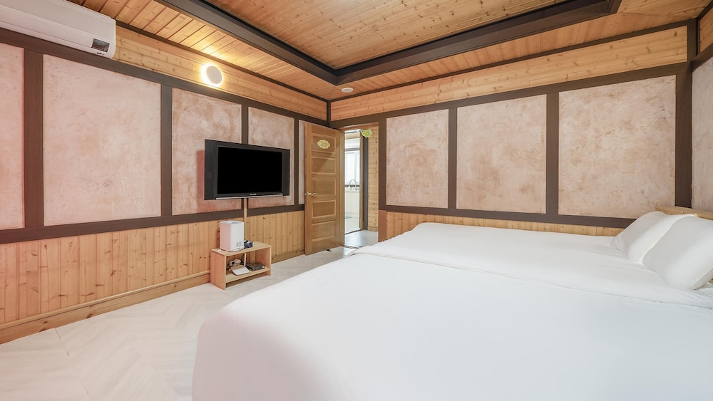 Basic Room, 1 Bedroom (201) - Photo 3