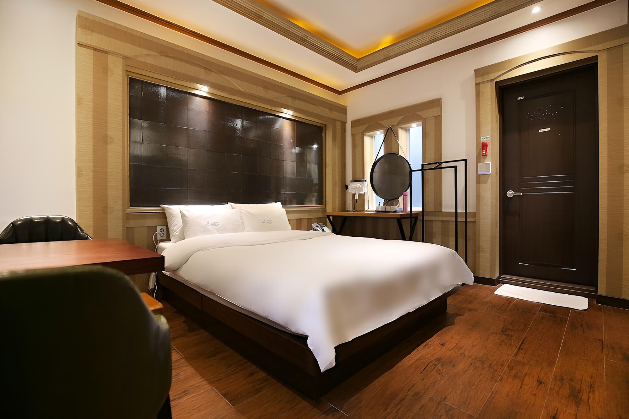 Room (Standard (Hard Drive-Less PC Netflix)) - Photo 2