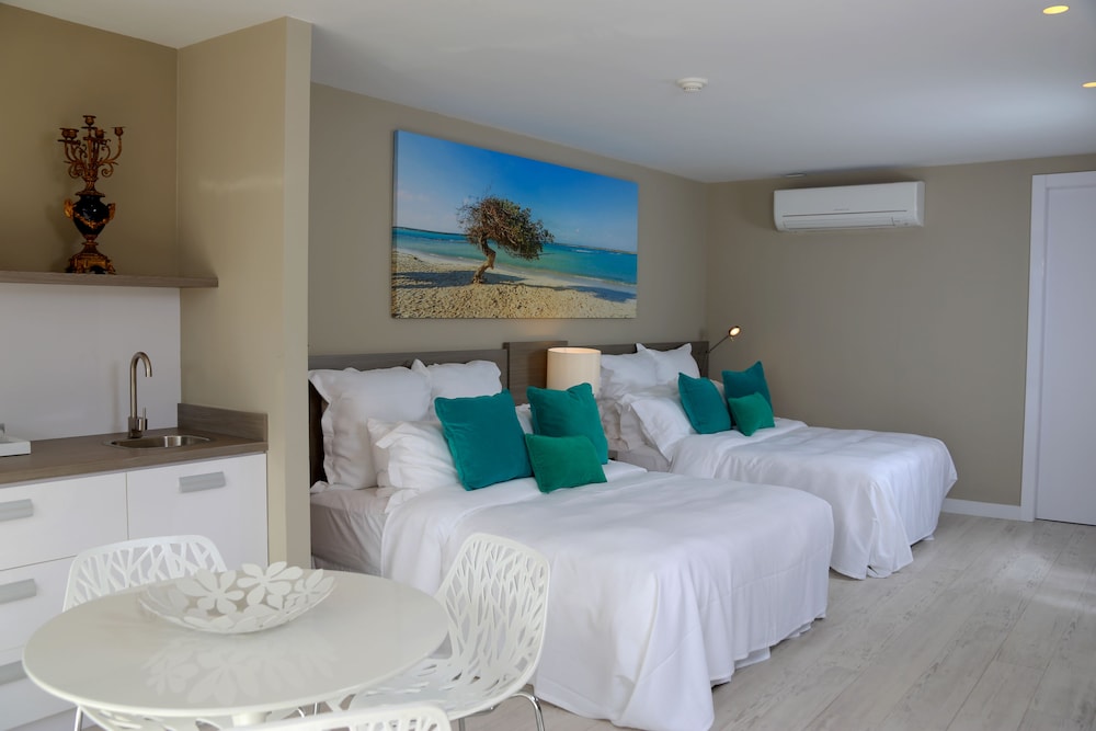 Double Pool View Suite (Two Queen Beds)