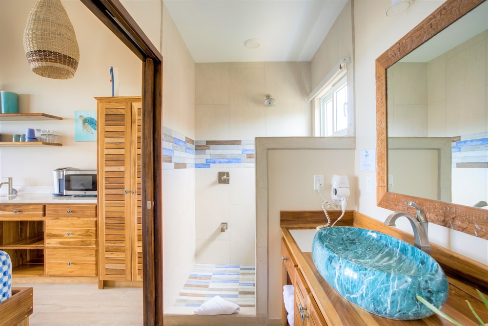 Deluxe Studio, 1 Queen Bed with Sofa bed, Beach View photo 2