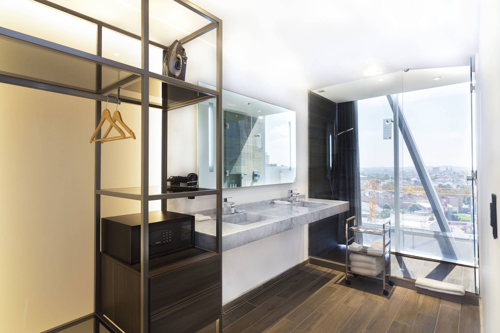 Room, 1 King Bed, City View (Corner) photo 3