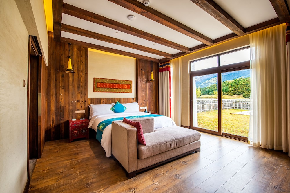 Snow Mountain Lake View Two-bedrooms King Room Villa