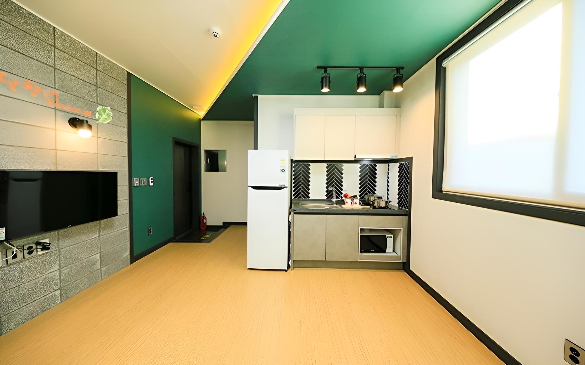 Room (Room 303 (duplex)) - Photo 5