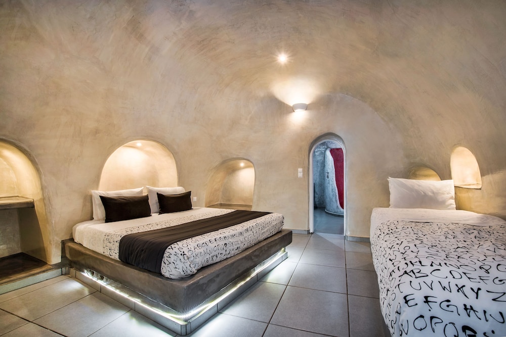 Superior Traditional Cave Triple Room