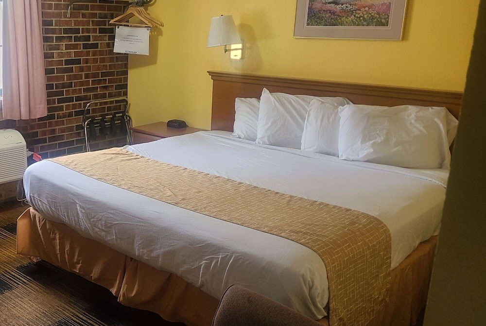 Room, 1 Double Bed, Non Smoking, Refrigerator & Microwave photo 1