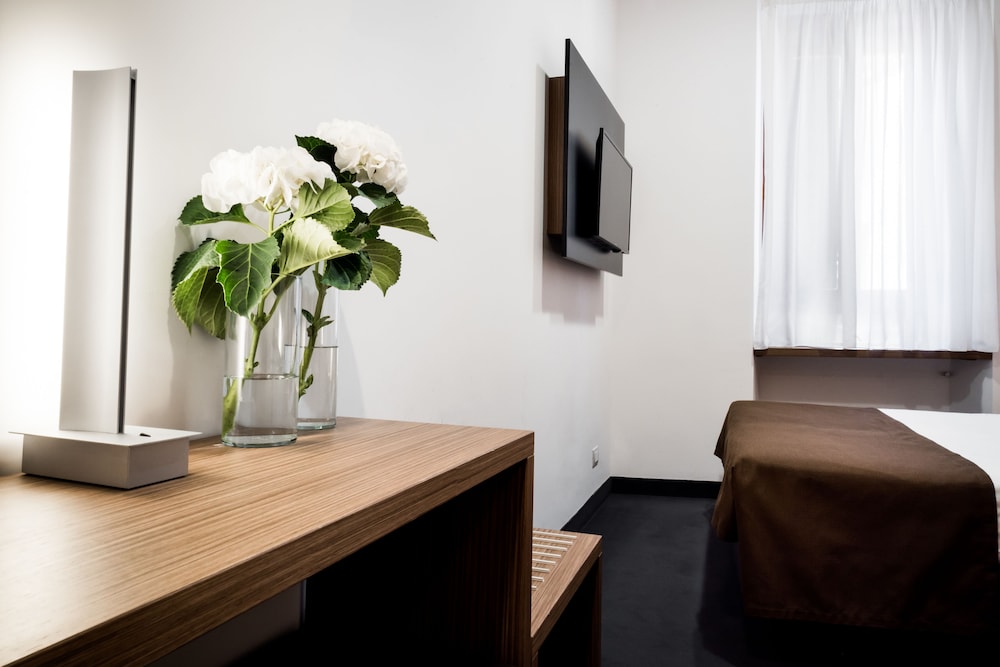 Standard Double Room thumbnail 6
