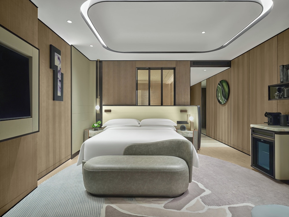 Classic Room, 1 King Bed, Balcony