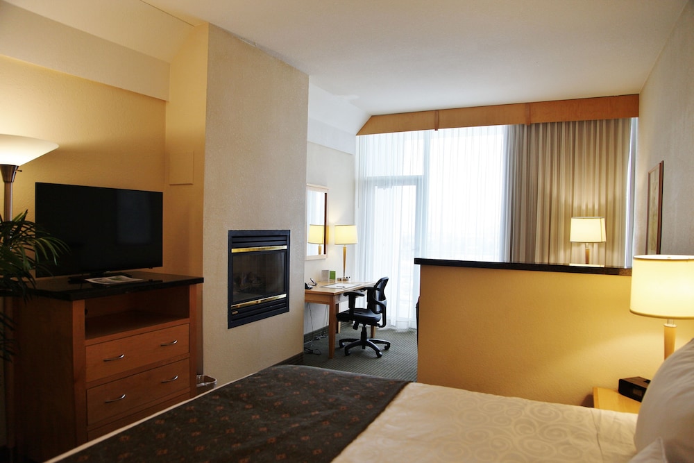 Executive Room, 1 King Bed, Balcony, Tower (with Sofabed) - Photo 3