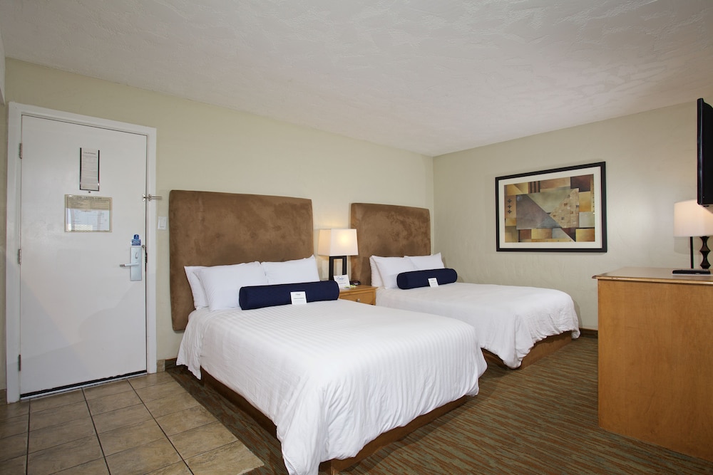 Standard Double Room, 2 Double Beds, Partial Ocean View - Photo 2
