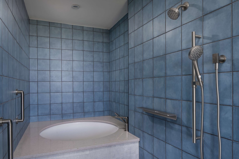 Suite, 1 King Bed, Accessible, Bathtub - Photo 9