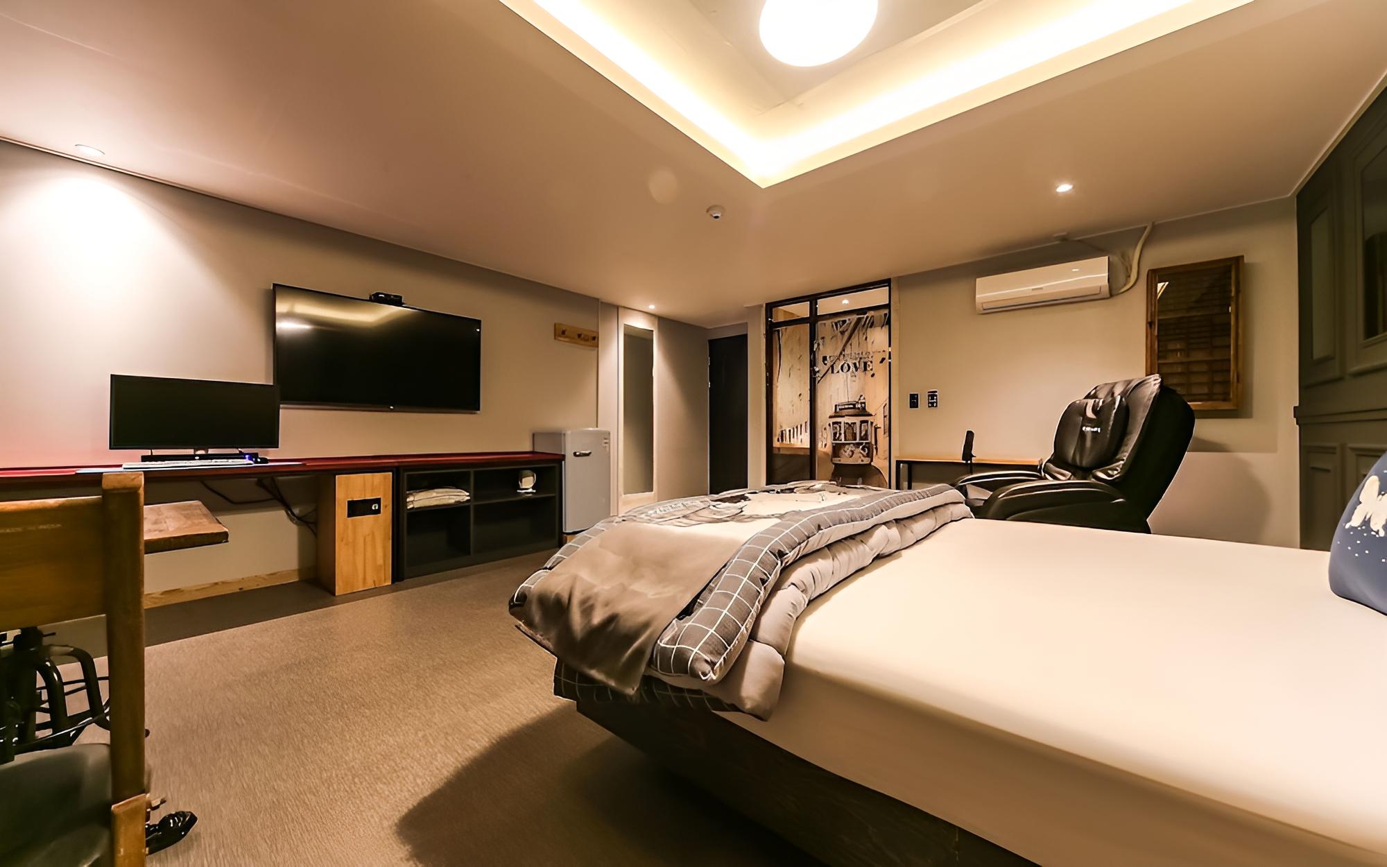 Room (Deluxe room-massage chair (Netflix av) photo 3