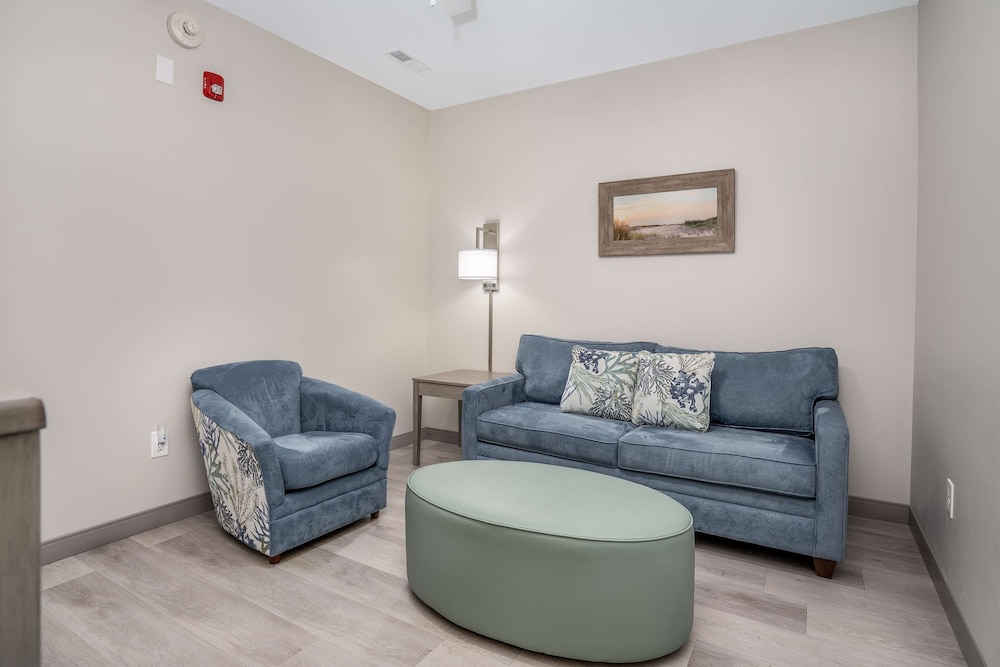 Suite, 1 King Bed, Accessible, Refrigerator & Microwave (Living Room) - Photo 3