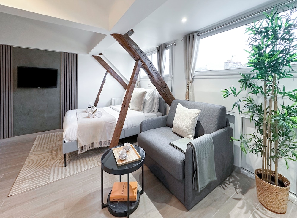 Superior Studio Suite, City View