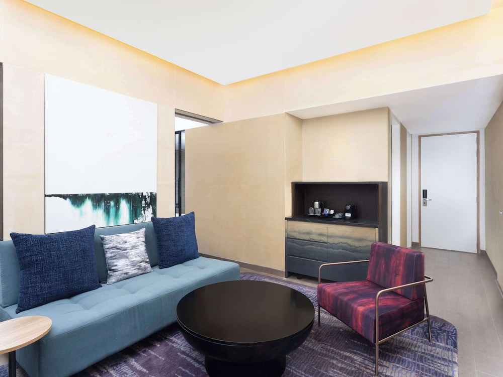 Junior Suite with King bed, city view, 15% F&B discount, 4 pieces laundry photo 1