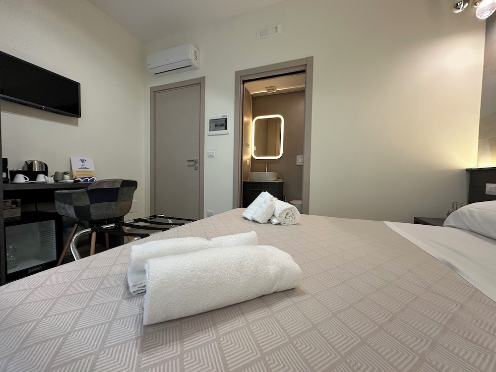 Deluxe Room, 1 Queen Bed, Private Bathroom photo 3