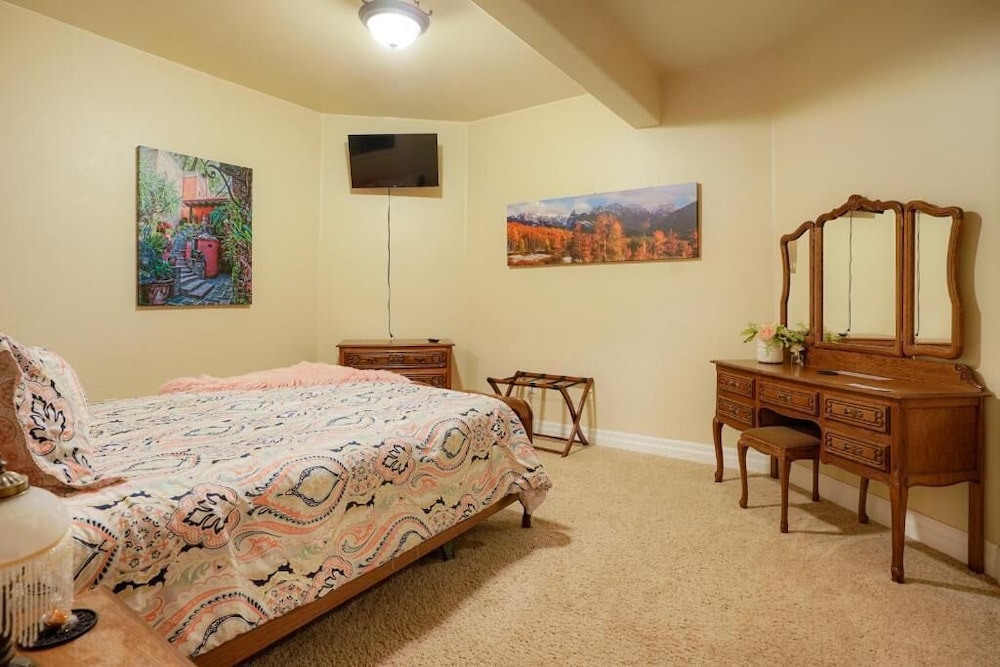 Deluxe Room, 1 Queen Bed, No Windows, Ground Floor