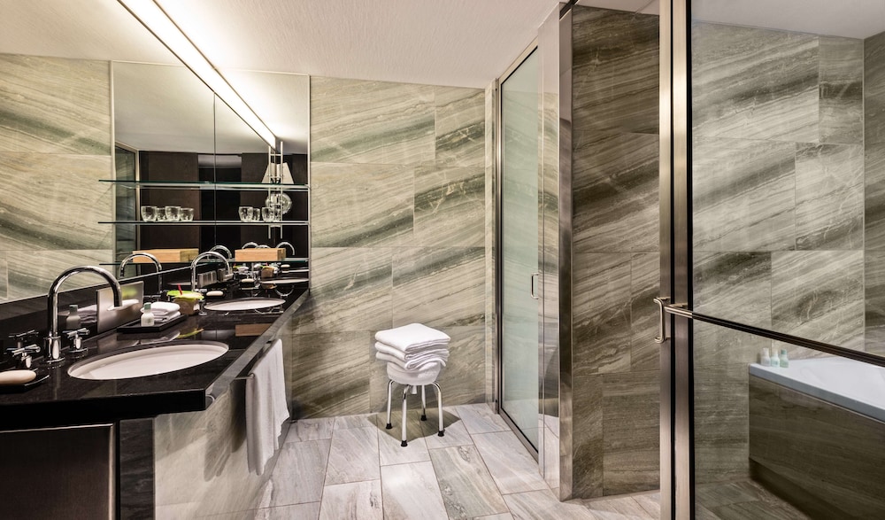 Grand Suite, City View thumbnail 5