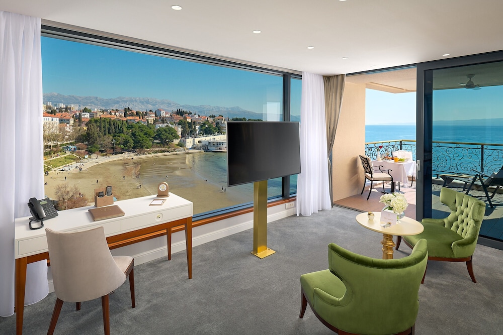 Luxury suite (Sea front, Balcony, Jacuzzi) - Photo 6