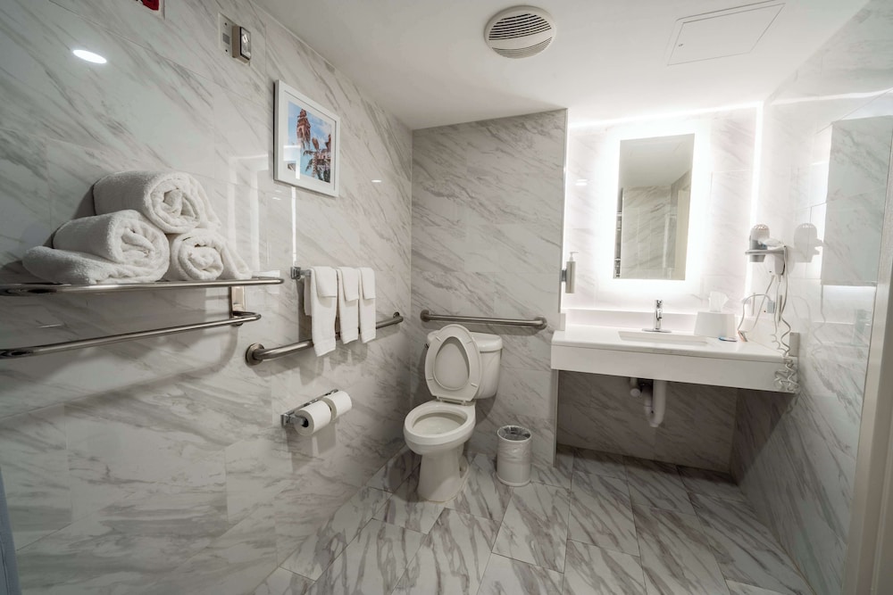 Room, 2 Queen Beds, Accessible (Roll-In Shower) - Photo 9