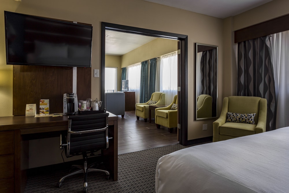 Suite, 1 King Bed, Accessible (Comm, Roll Shwr)