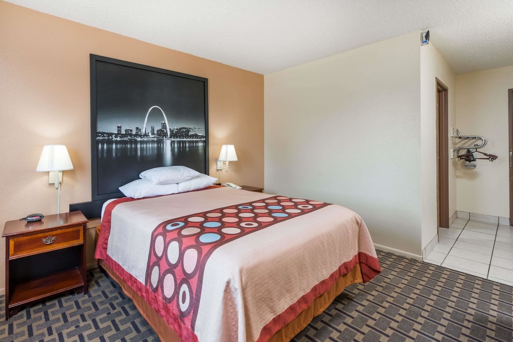 Suite, 1 Queen Bed, Microwave - Photo 3