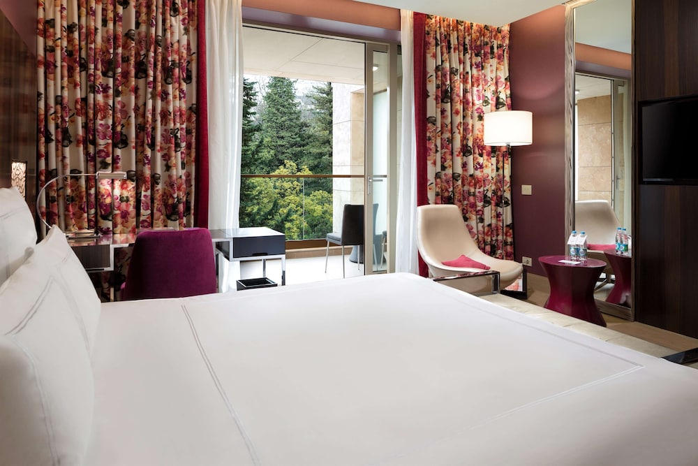 Room, 1 King Bed (Swiss Advantage, Land View)