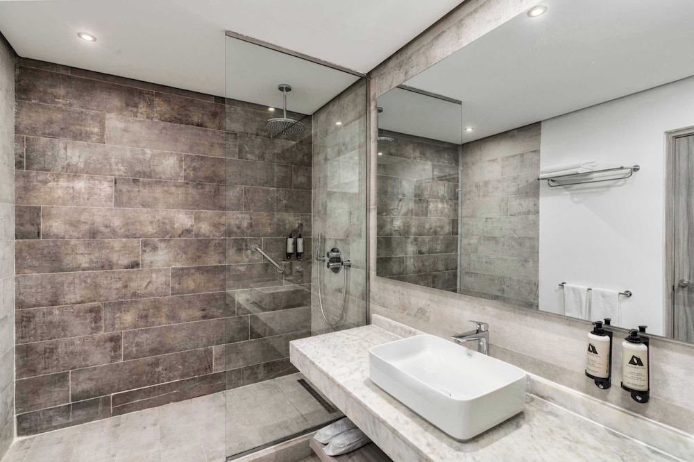 Superior Suite, Pool View - Photo 10