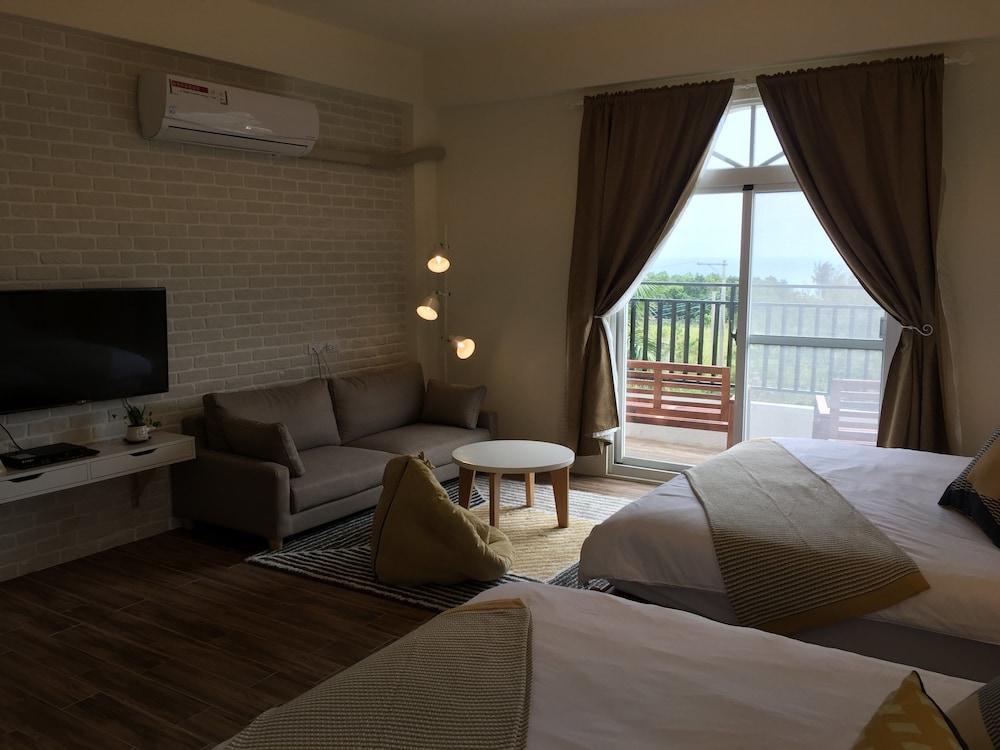 Family Quadruple Room, 2 Queen Beds, Balcony, Ocean View photo 2