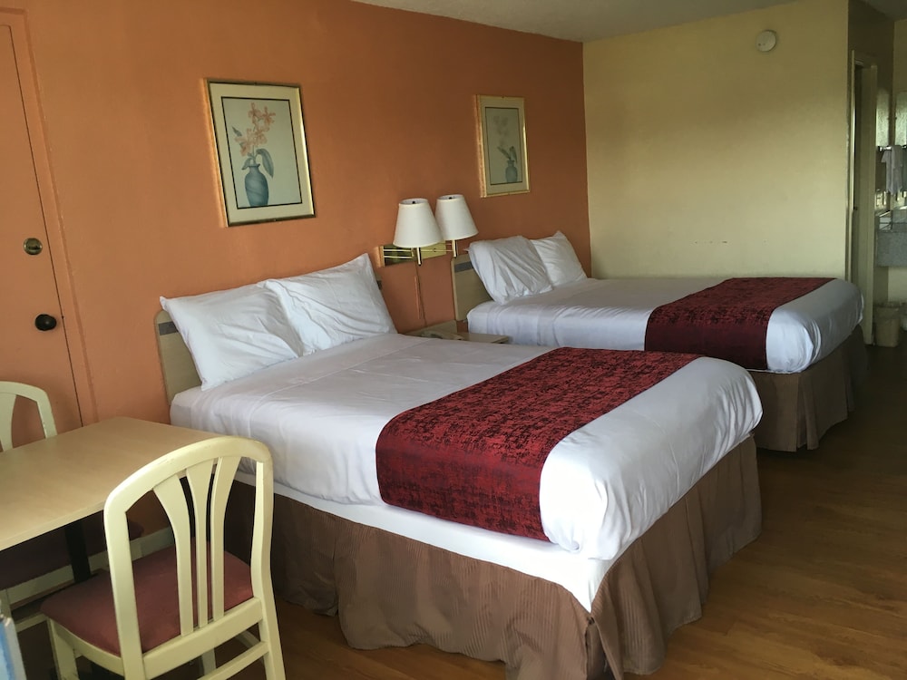 Room, 2 Double Beds, Smoking - Photo 4