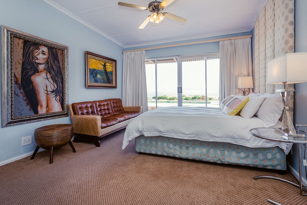 Luxury Double Room, 1 King Bed, Ocean View photo 3