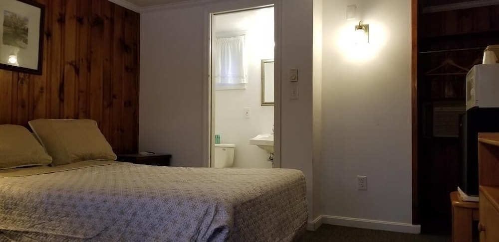 Standard Room, 1 Queen Bed photo 3