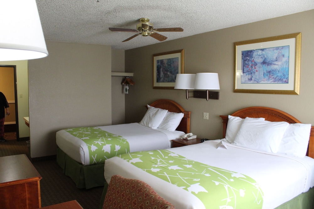 Room, 2 Queen Beds - Photo 1
