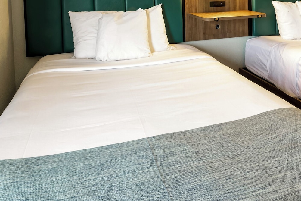 Room, 1 King Bed, Non Smoking - Photo 8