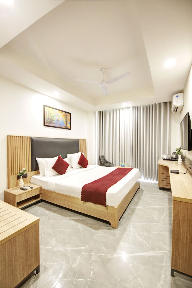 Deluxe Room with City View - Photo 8