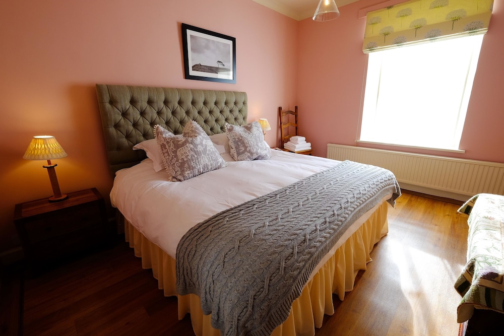 Standard Room, 1 King Bed photo 2