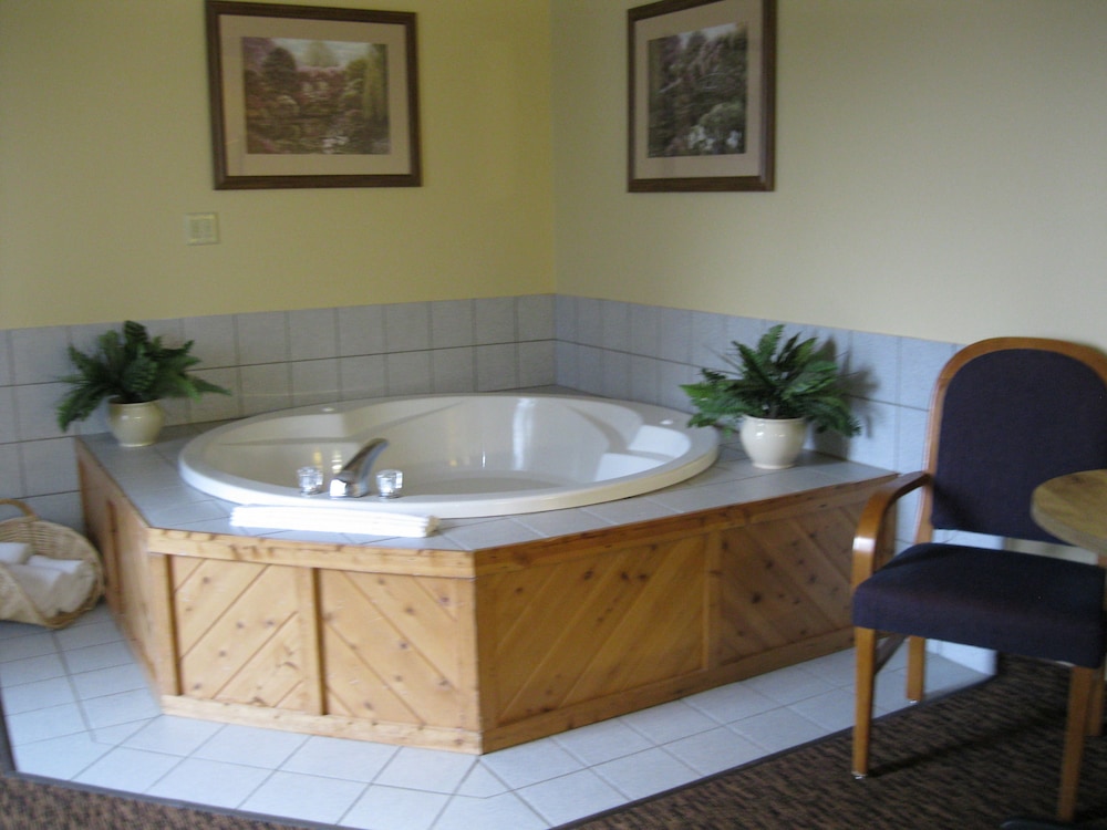 Suite, 1 King Bed, Non Smoking - Photo 9