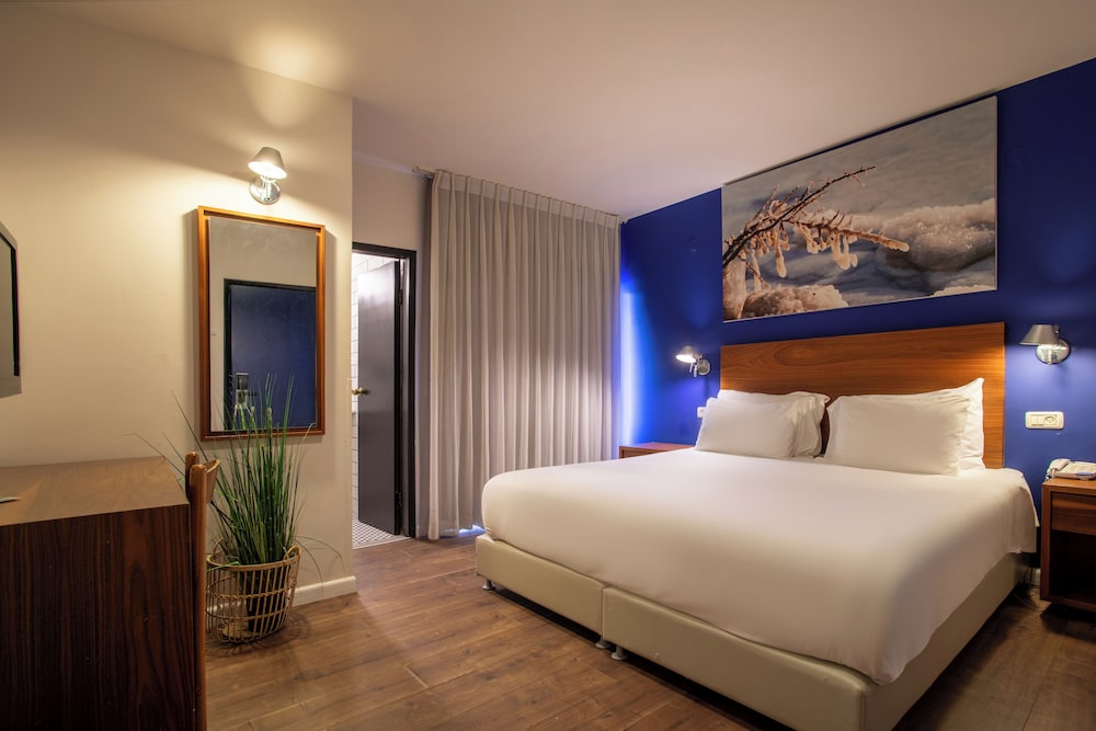 Superior Triple Room, City View