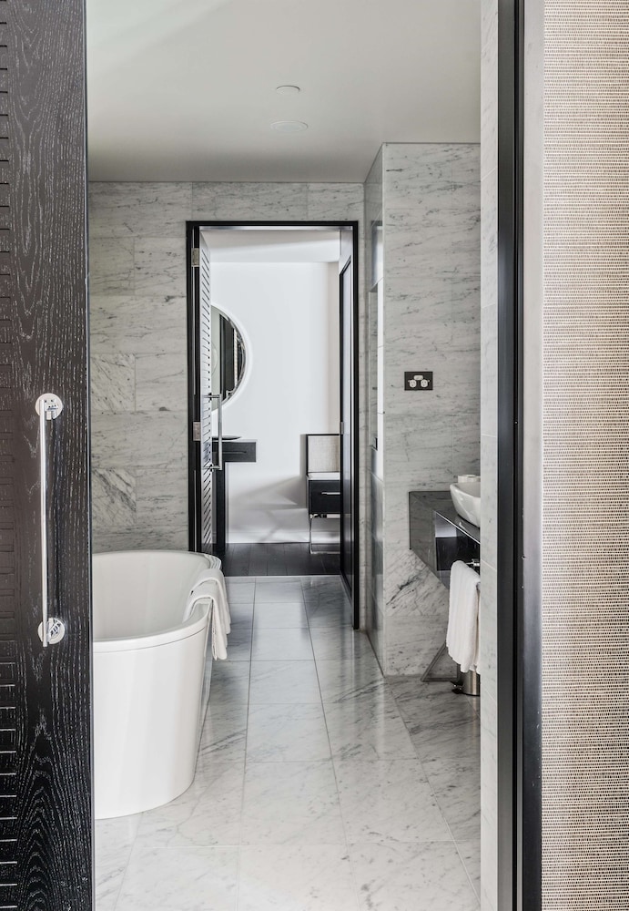 Signature Suite, 1 King Bed, Club Lounge Access (Skyline)