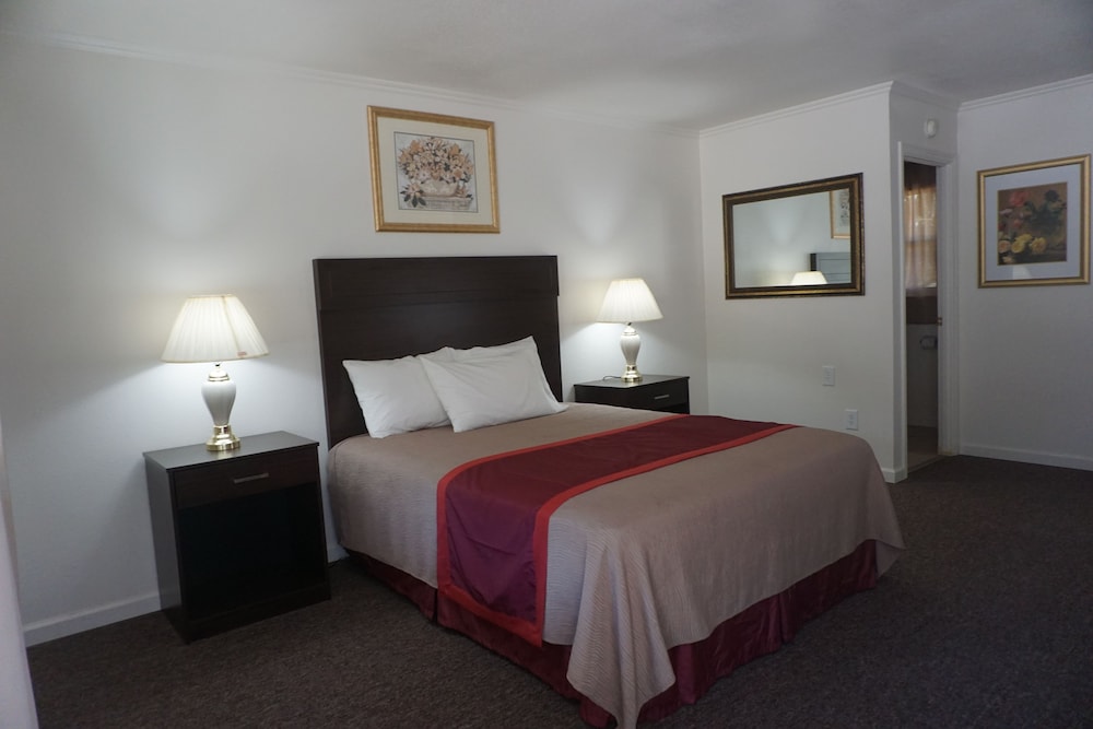 Deluxe Room, 1 Queen Bed photo 1