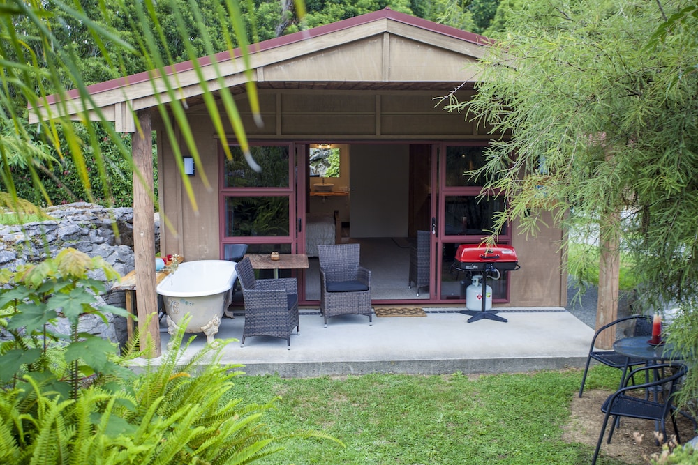 Romantic Studio, 1 King Bed, Garden View