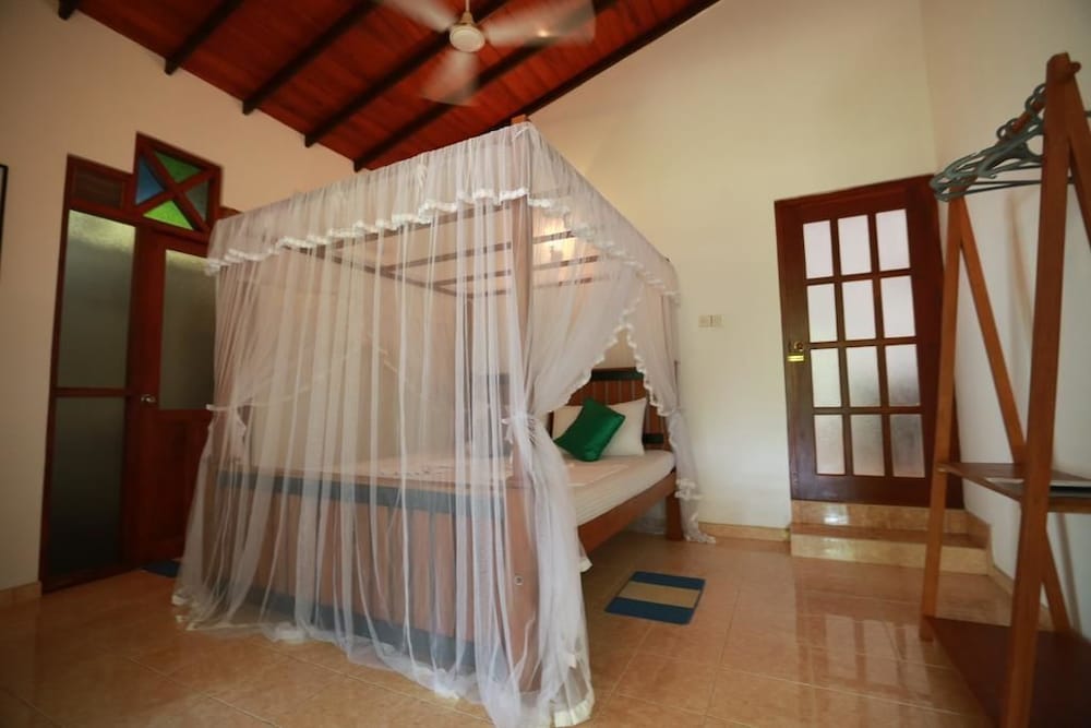 Economy Double Room, 1 King Bed, Garden View photo 1