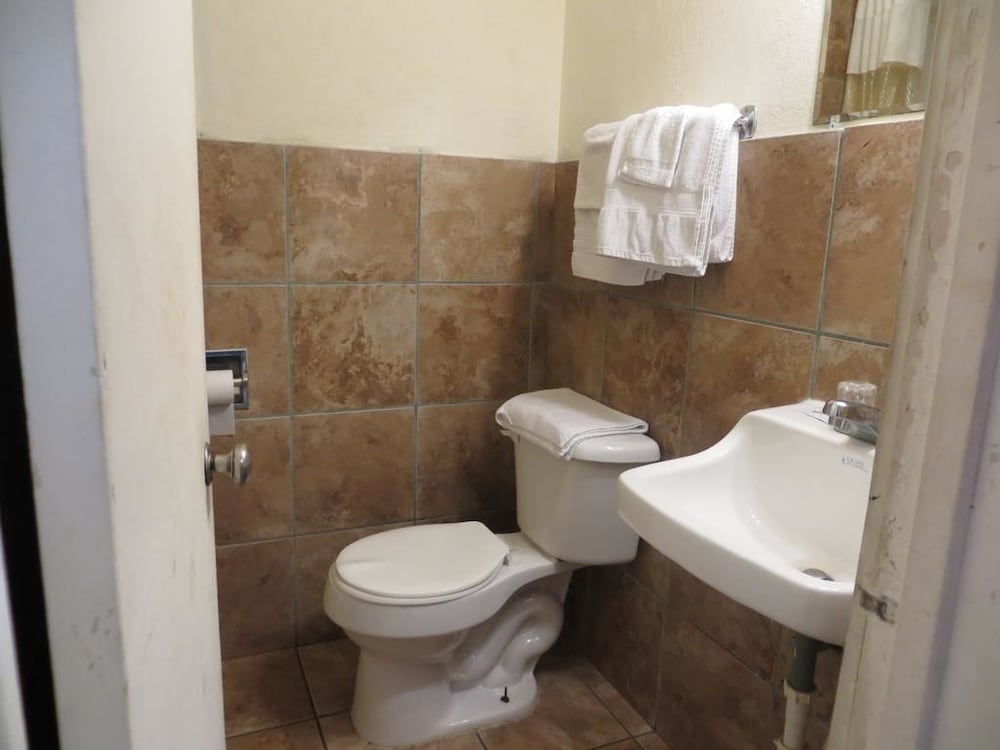 Double or Twin Room, 2 Queen Beds, Non Smoking photo 2
