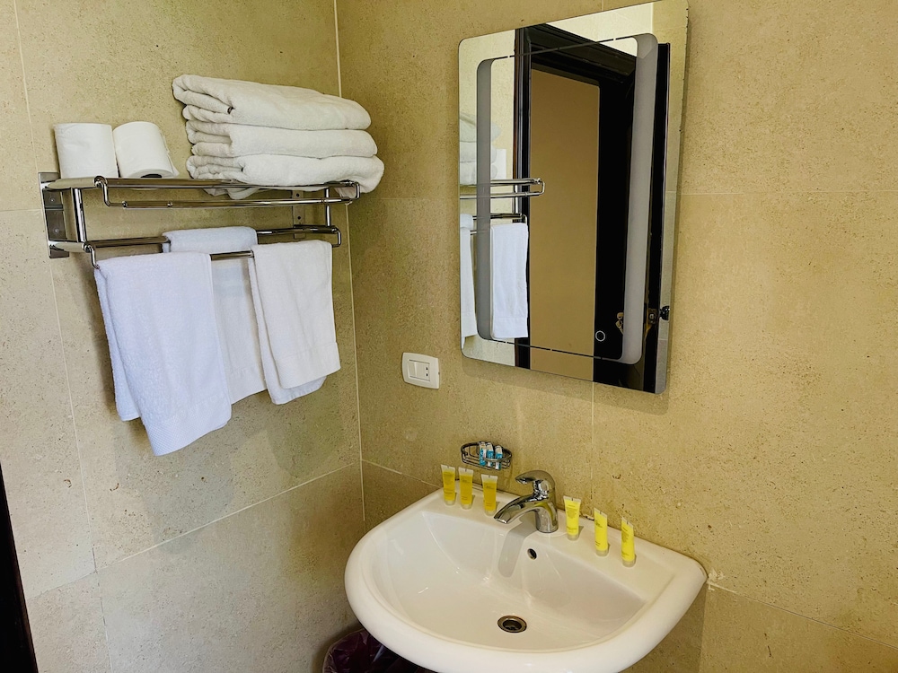 Deluxe Room, 3 Twin Beds photo 2