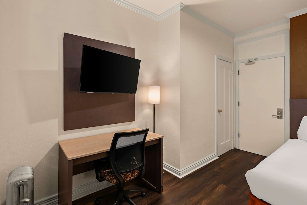 Standard Room, 1 Queen Bed, Non Smoking, Refrigerator & Microwave (Larger Room) - Photo 6