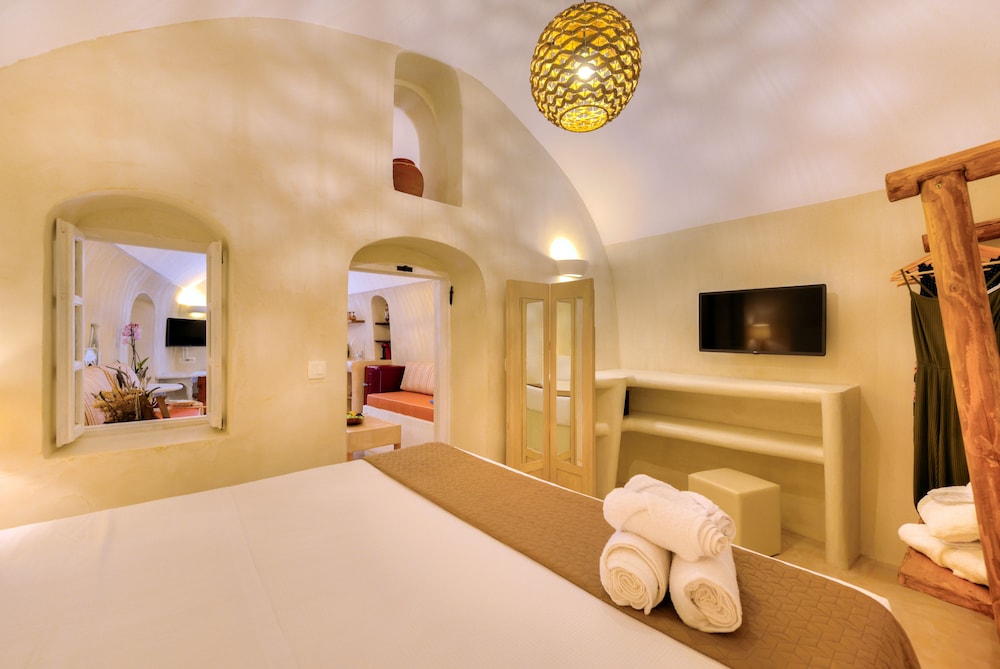Oceanida Cave Suite with Hot Tub